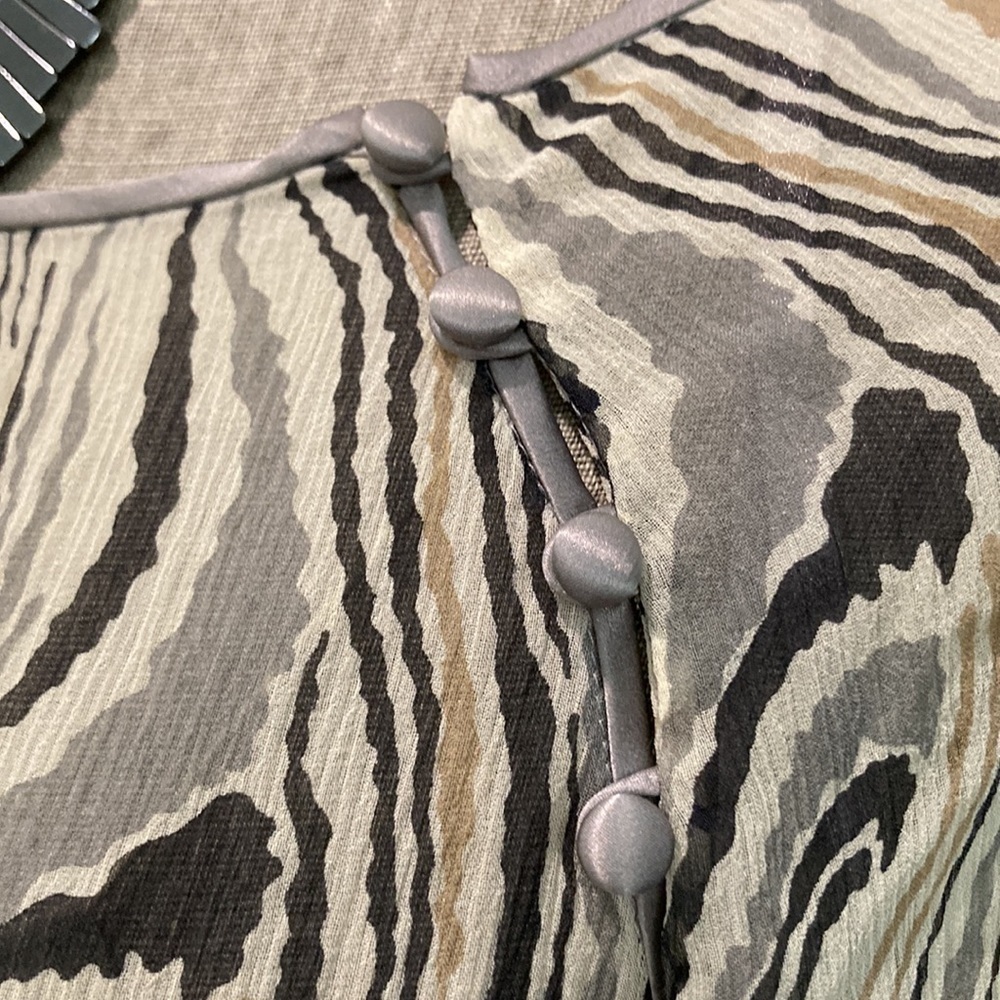 KENNETH Cole Silk Patterned Blouse Size 4 - Picture 6 of 11